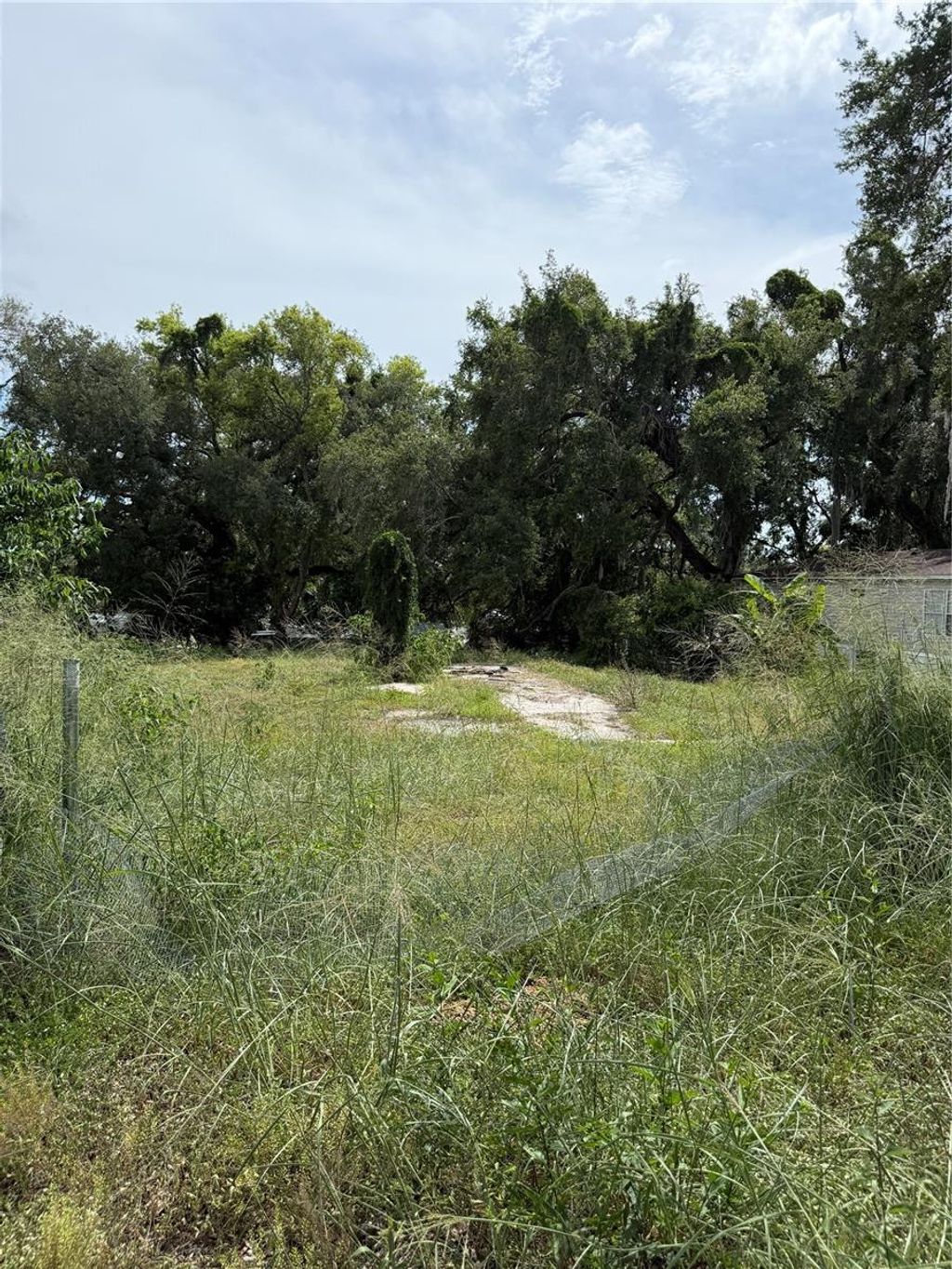 Photo of 2211 Hialeah Avenue, Leesburg, FL 34748 (MLS # O6416855)