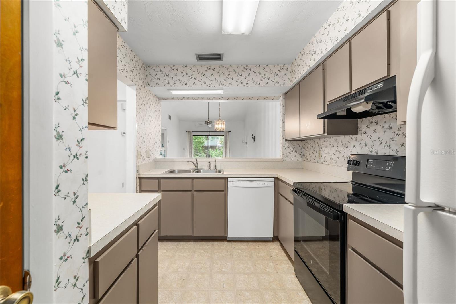 TOWN HOMES AT THE LAKES - Residential