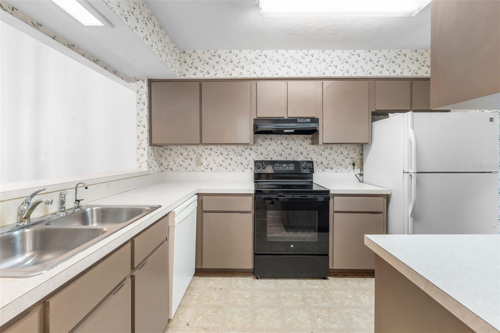 TOWN HOMES AT THE LAKES - Residential