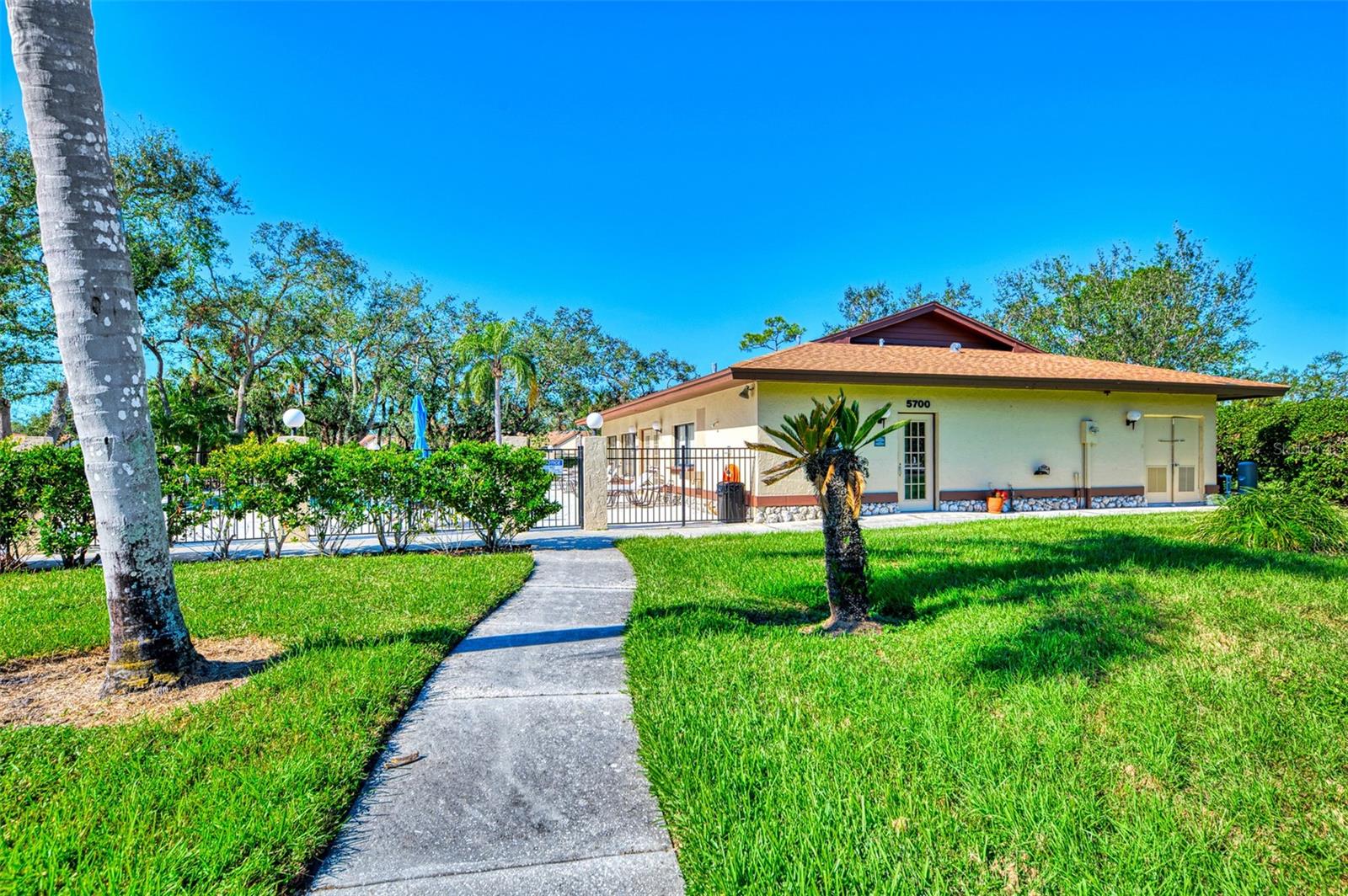 AVISTA OF PALM-AIRE SEC 1 - Residential Lease