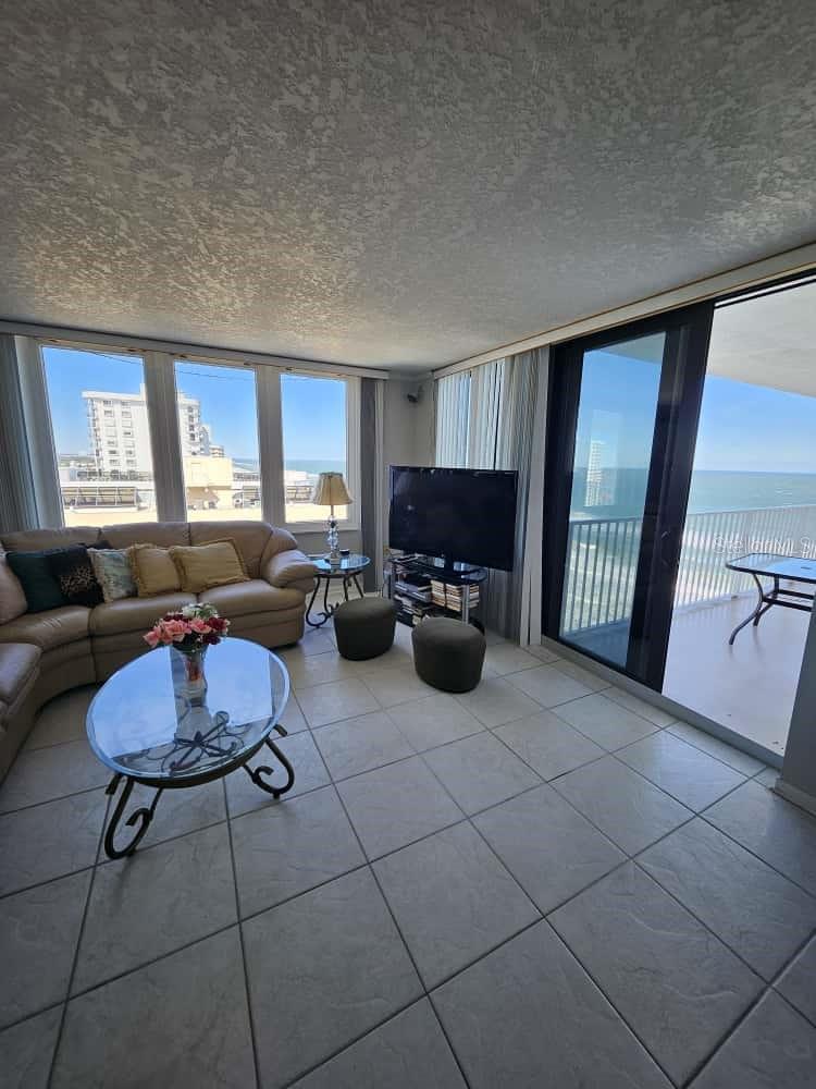 OCEANS THREE - Residential