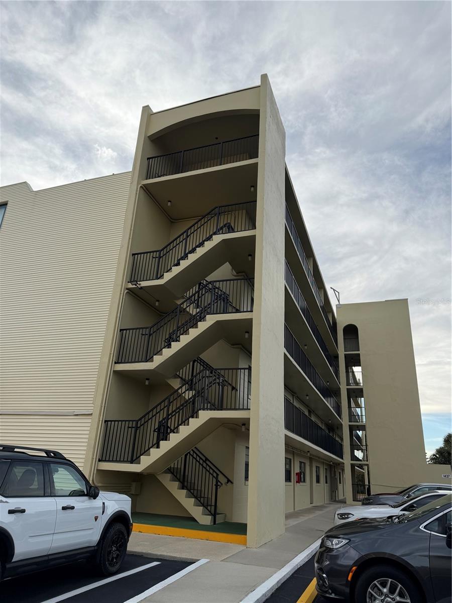 VANTAGE POINTE POOL & RACQUET - Residential