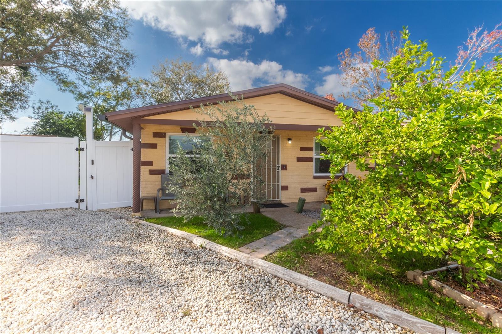 ALOHA GARDENS - Residential