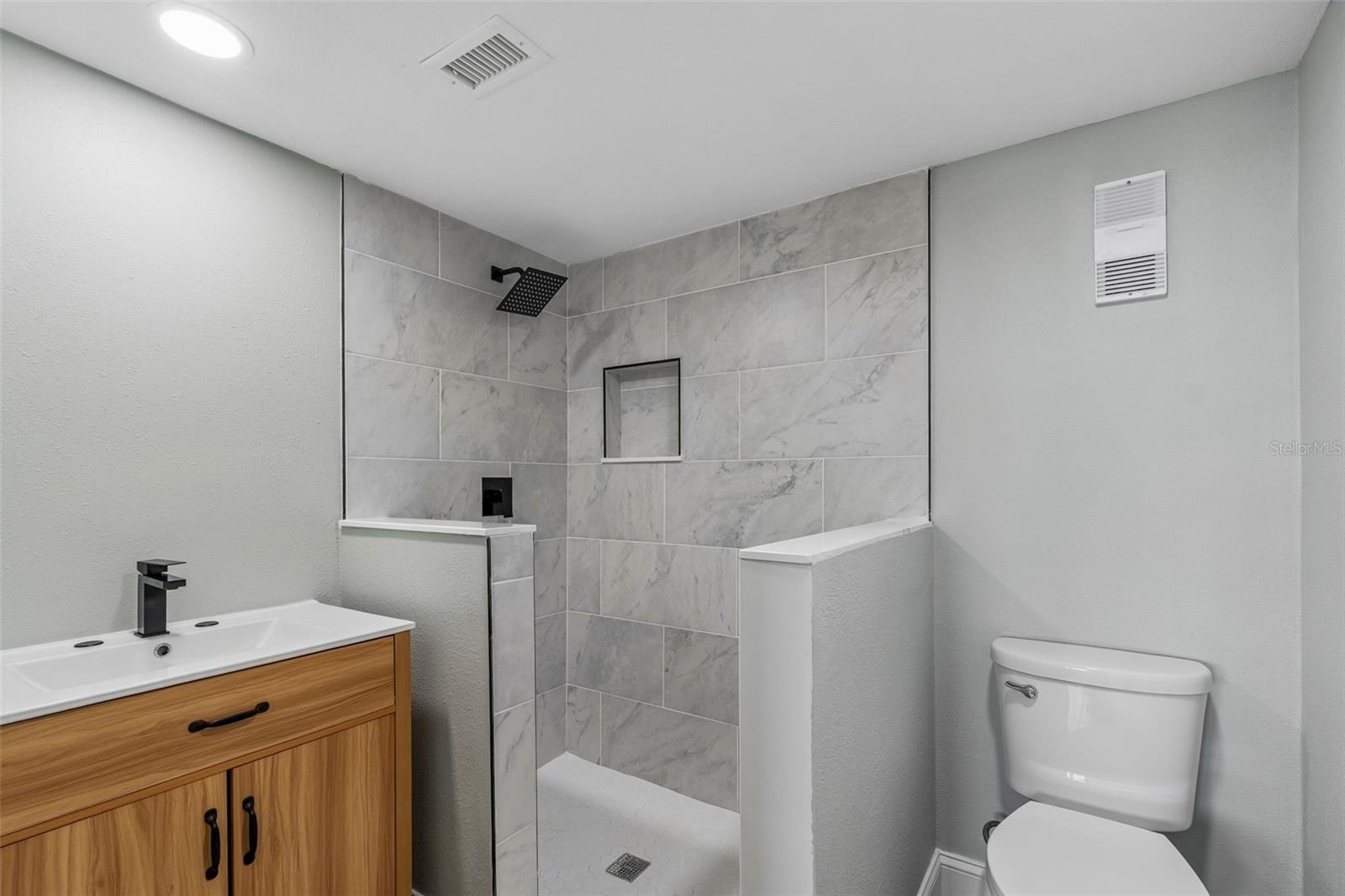 CHATEAU TOWER CONDO - Residential Lease