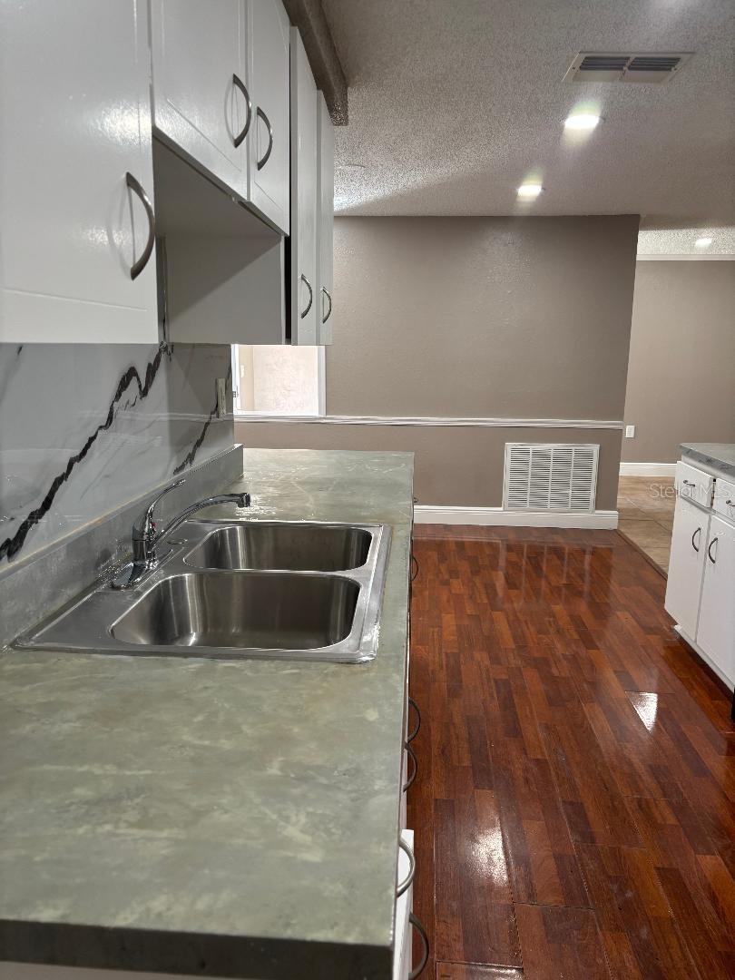 VIVA VILLAS - Residential Lease