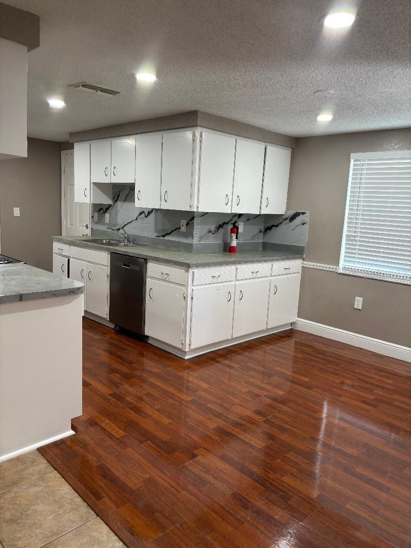 VIVA VILLAS - Residential Lease