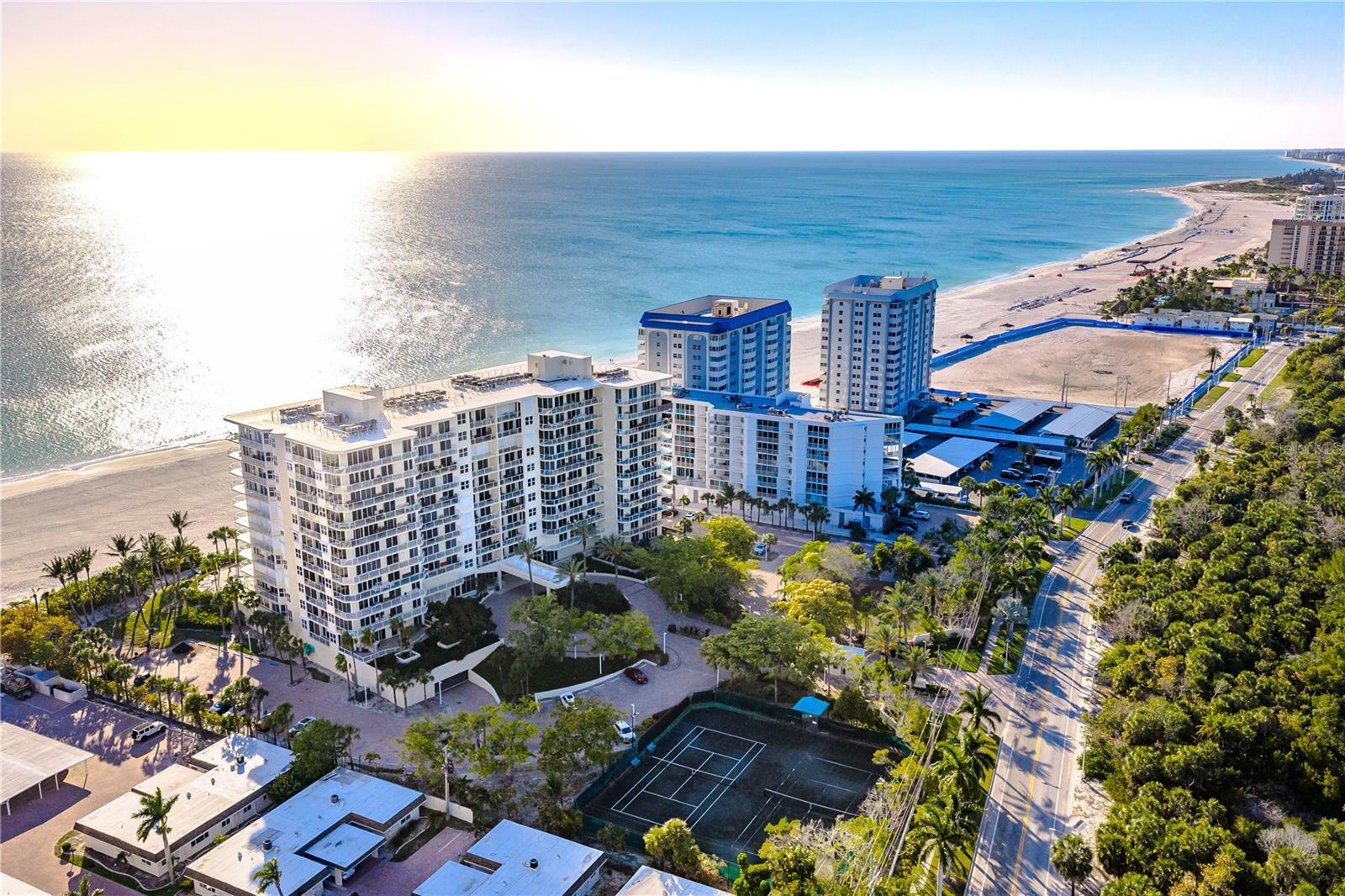 L ELEGANCE ON LIDO BEACH - Residential