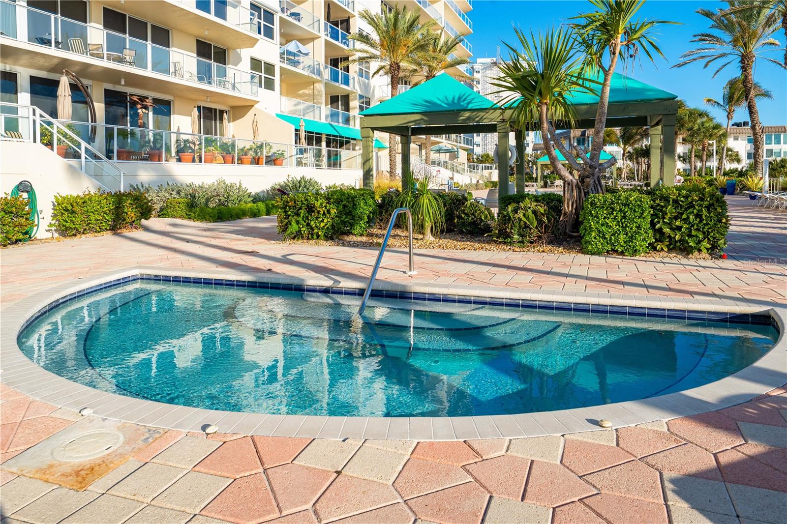 L ELEGANCE ON LIDO BEACH - Residential