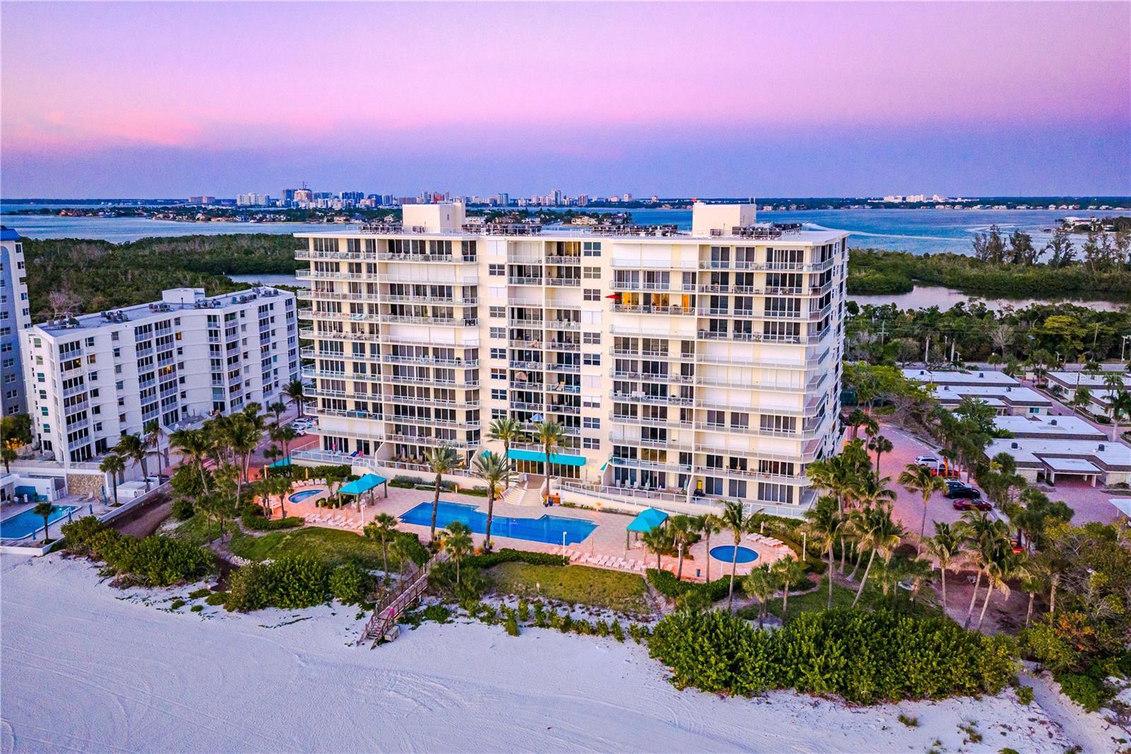 L ELEGANCE ON LIDO BEACH - Residential
