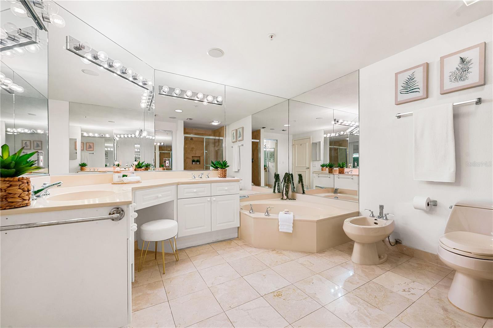 L ELEGANCE ON LIDO BEACH - Residential