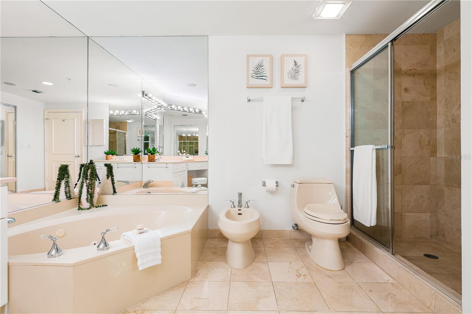 L ELEGANCE ON LIDO BEACH - Residential