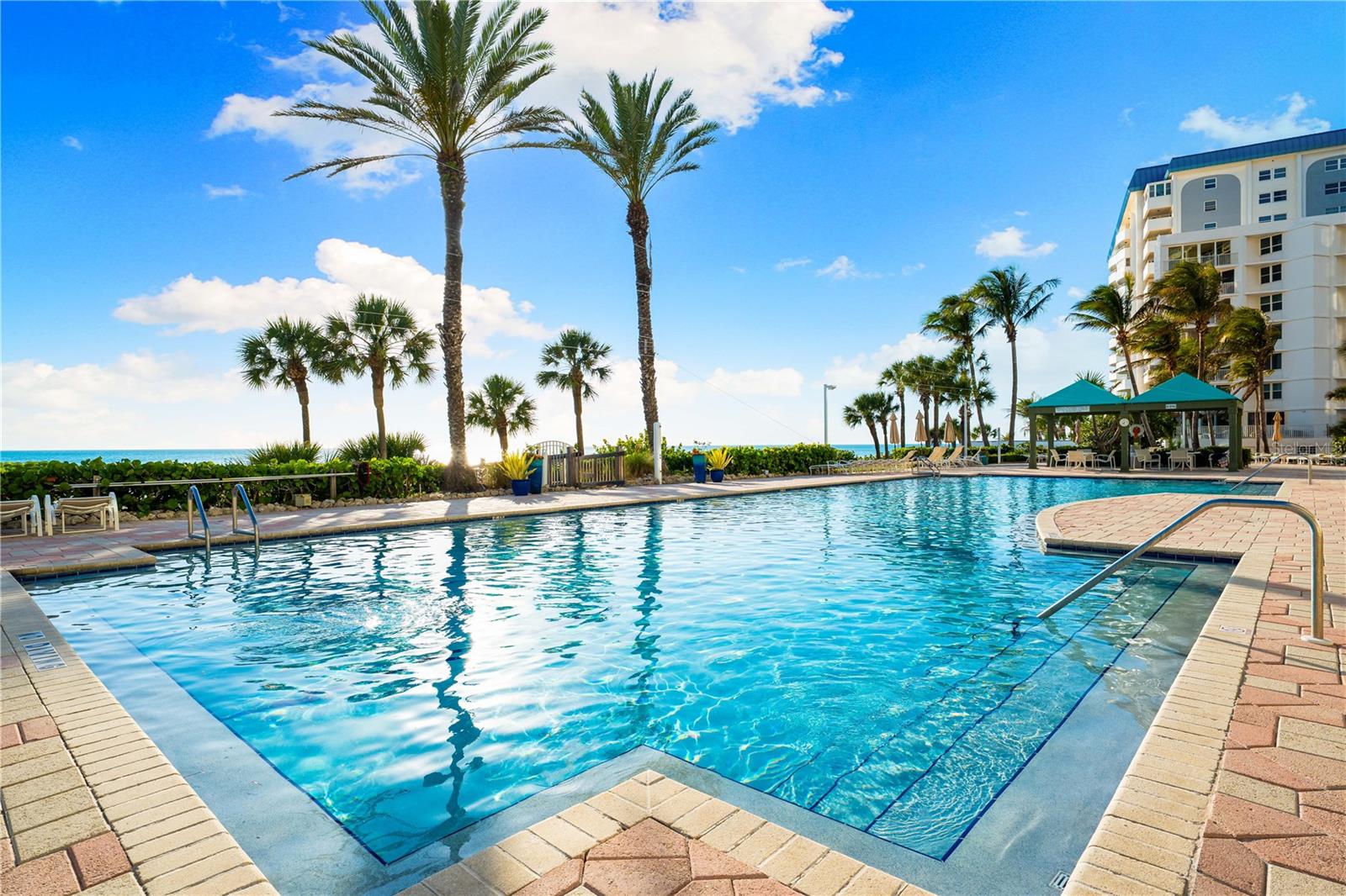 L ELEGANCE ON LIDO BEACH - Residential
