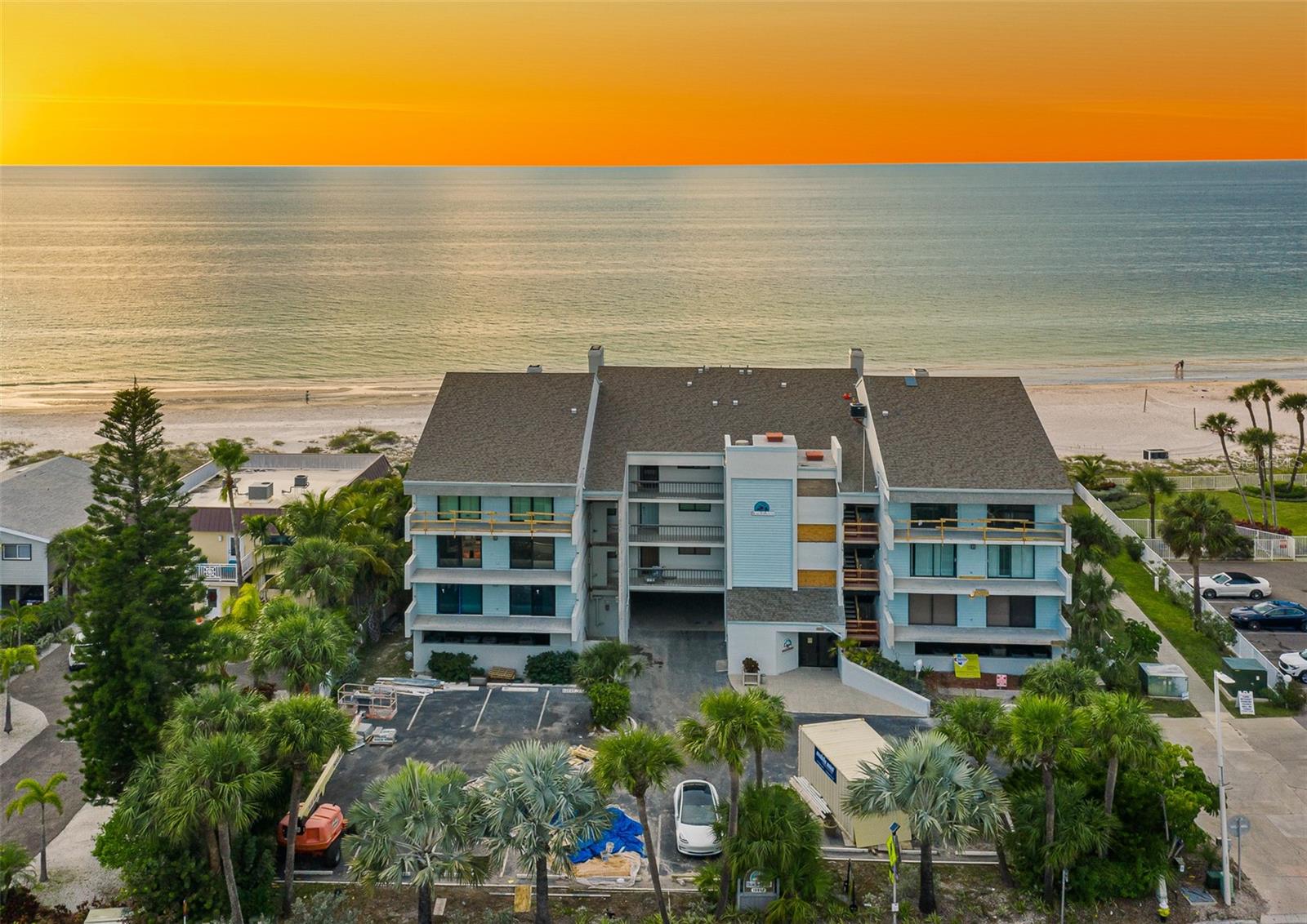 BEACH HOUSE CONDO - Residential