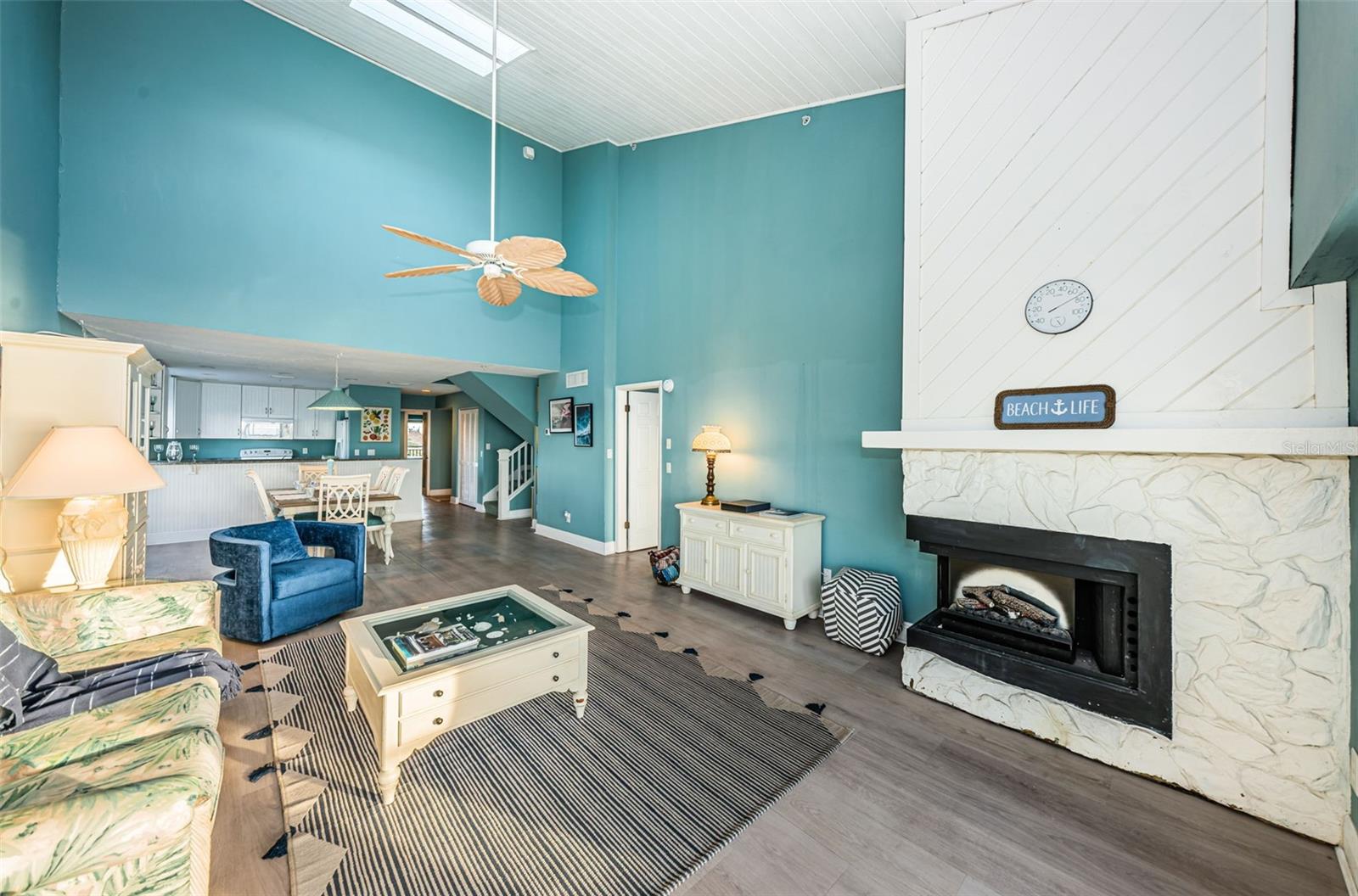 BEACH HOUSE CONDO - Residential