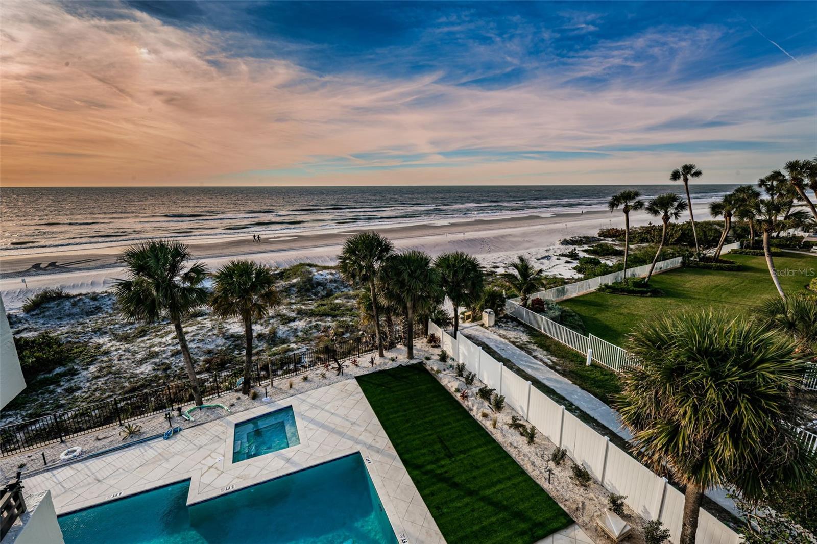 BEACH HOUSE CONDO - Residential