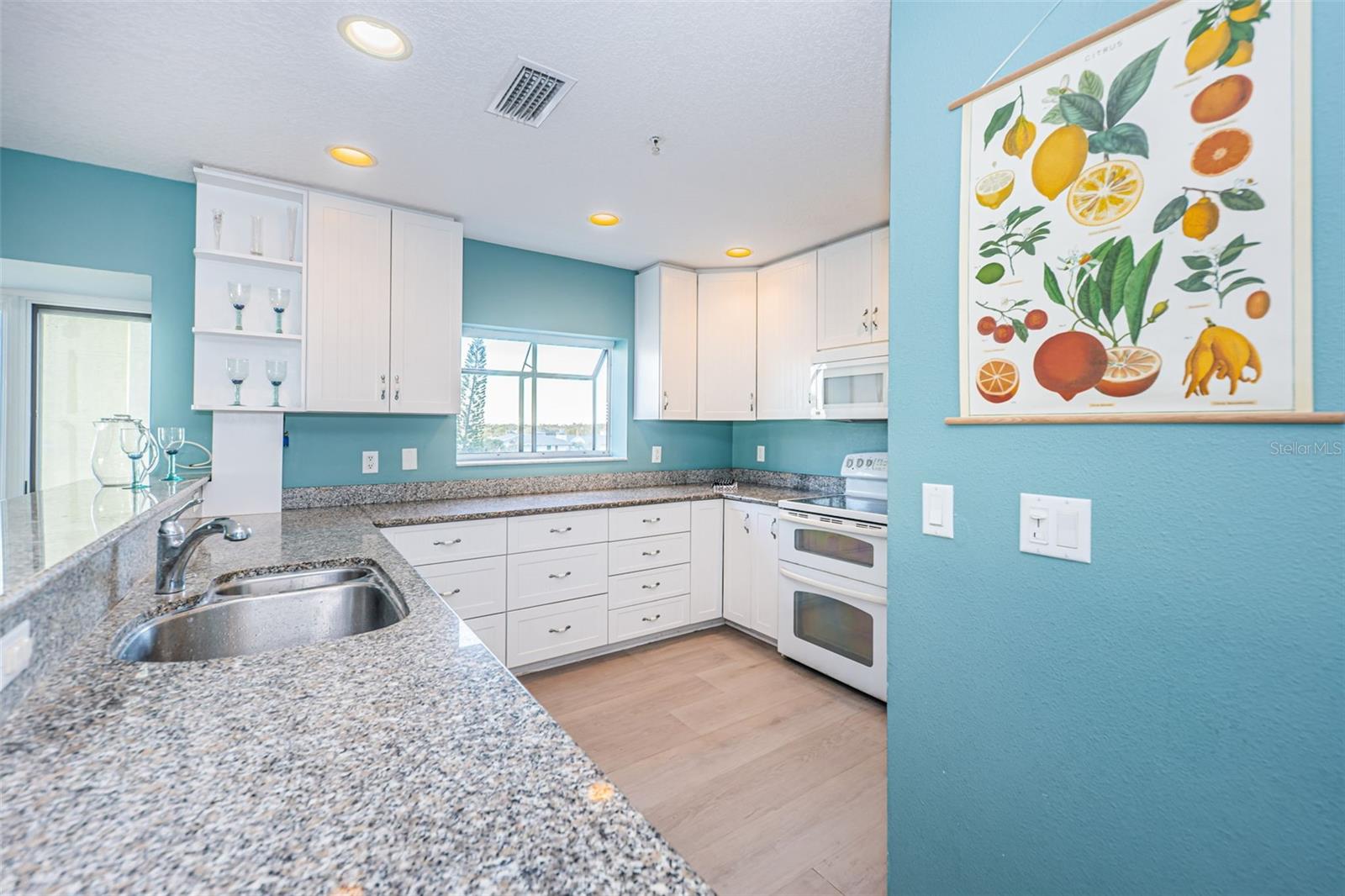 BEACH HOUSE CONDO - Residential