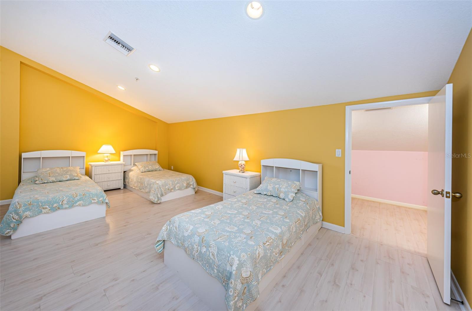 BEACH HOUSE CONDO - Residential