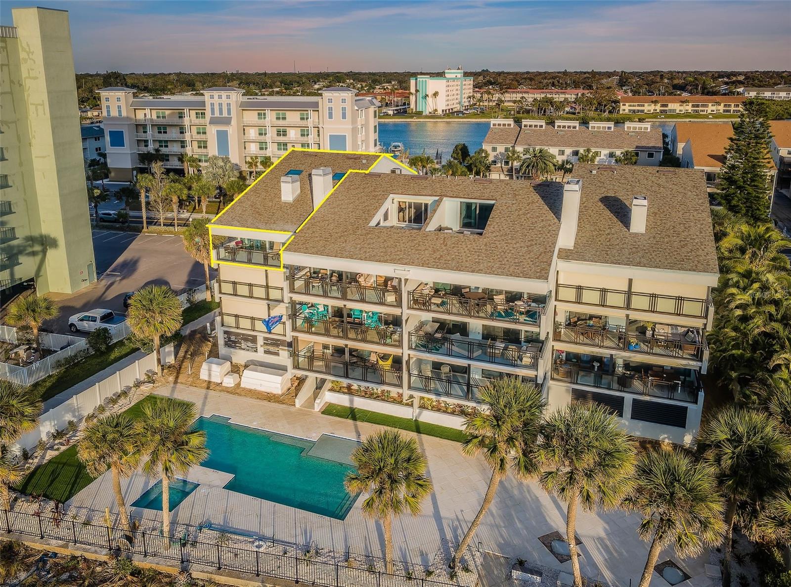 BEACH HOUSE CONDO - Residential