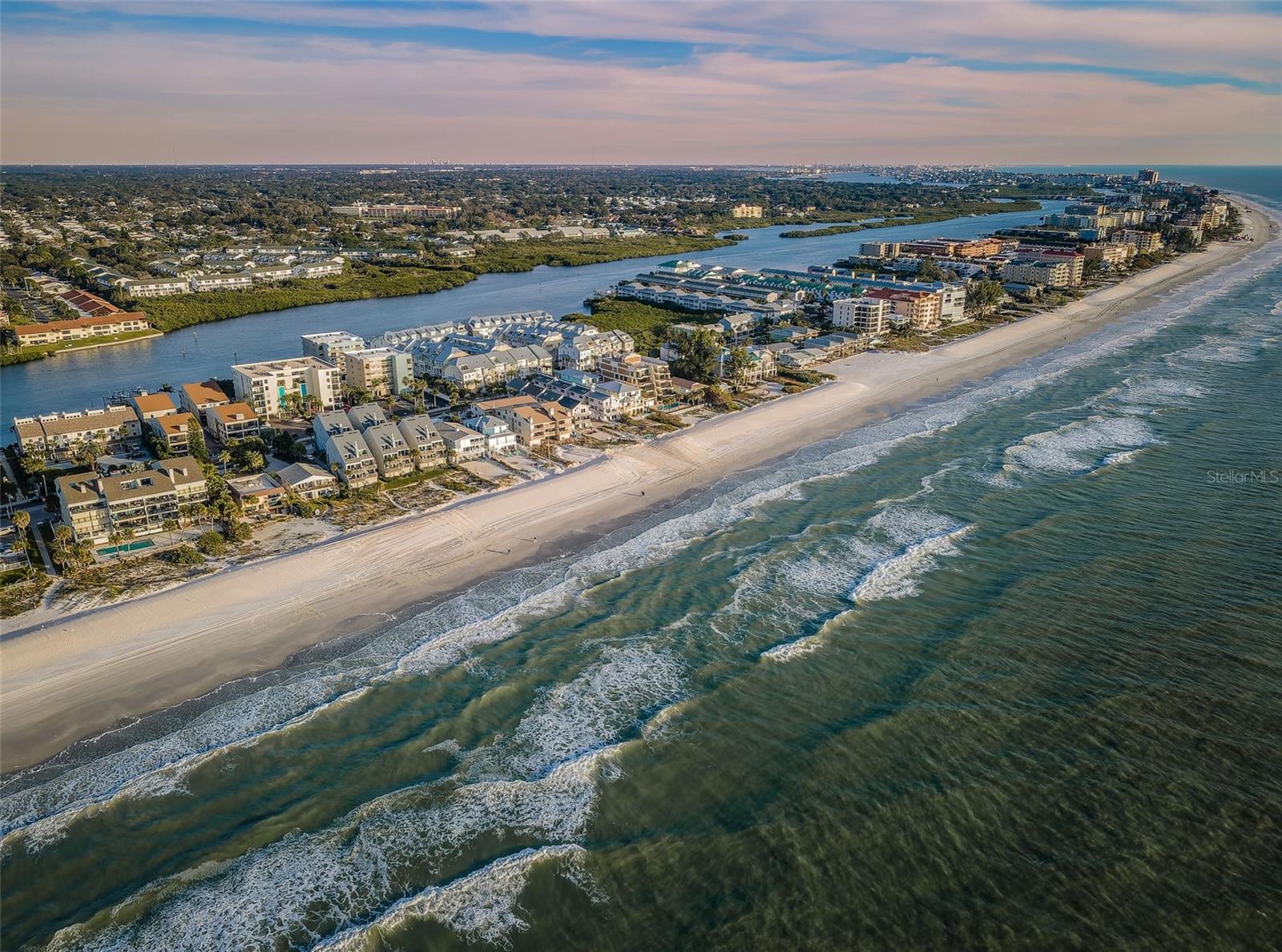 BEACH HOUSE CONDO - Residential