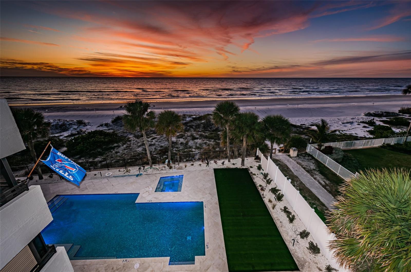 BEACH HOUSE CONDO - Residential