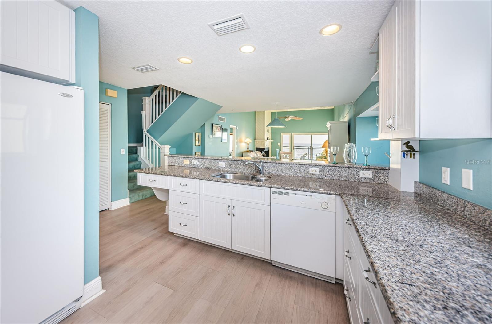 BEACH HOUSE CONDO - Residential