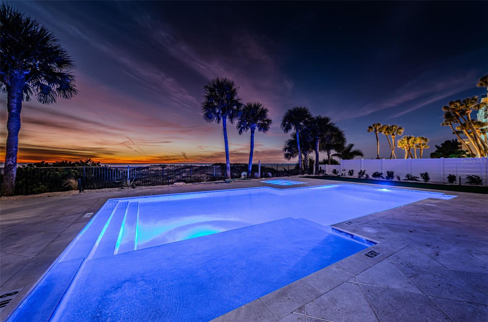 BEACH HOUSE CONDO - Residential