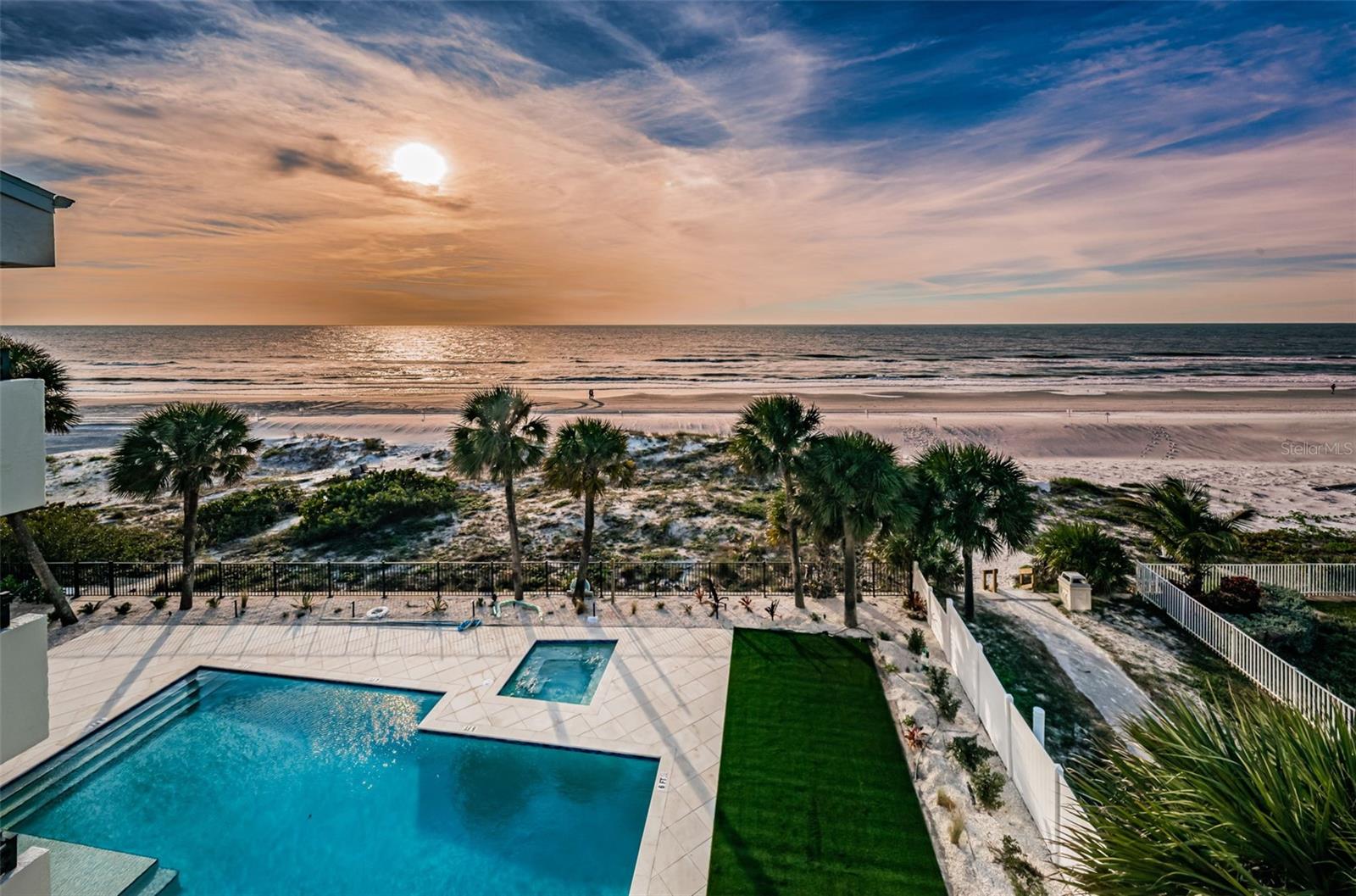 BEACH HOUSE CONDO - Residential