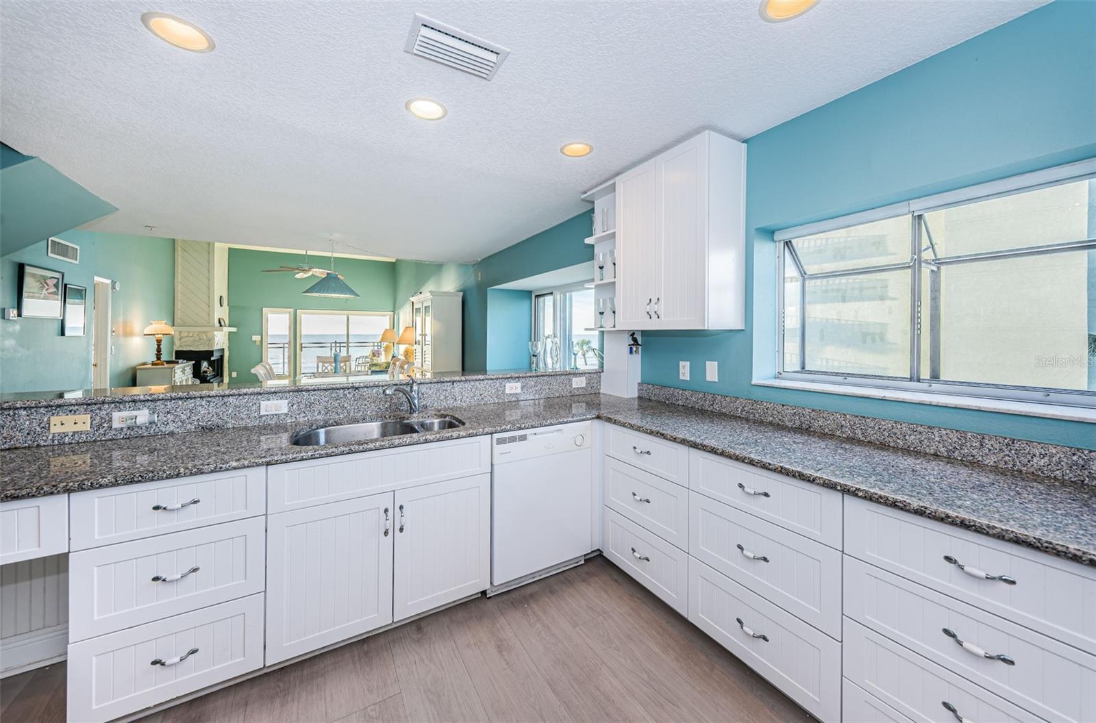 BEACH HOUSE CONDO - Residential