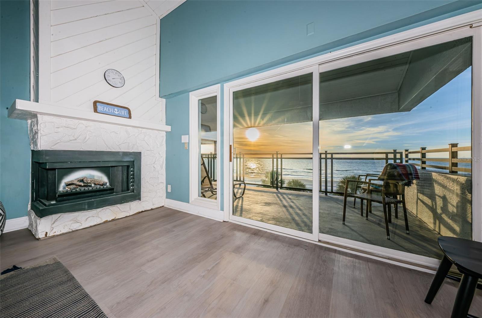 BEACH HOUSE CONDO - Residential