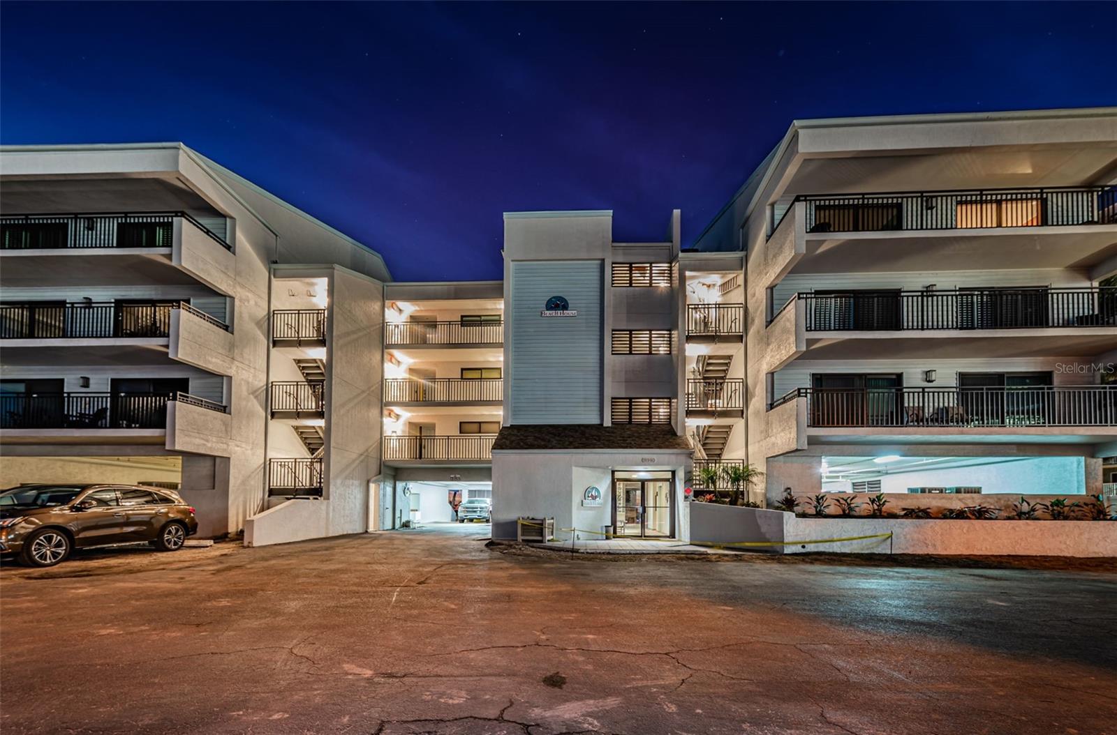 BEACH HOUSE CONDO - Residential