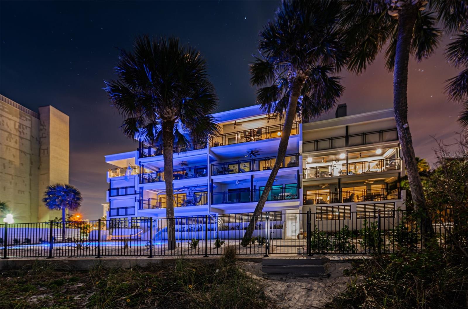 BEACH HOUSE CONDO - Residential