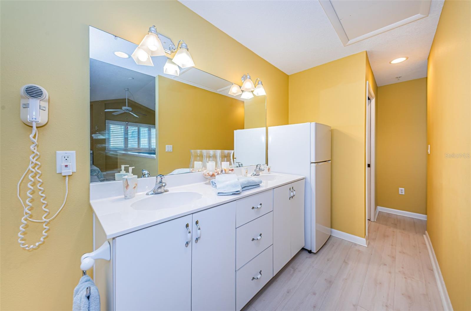 BEACH HOUSE CONDO - Residential