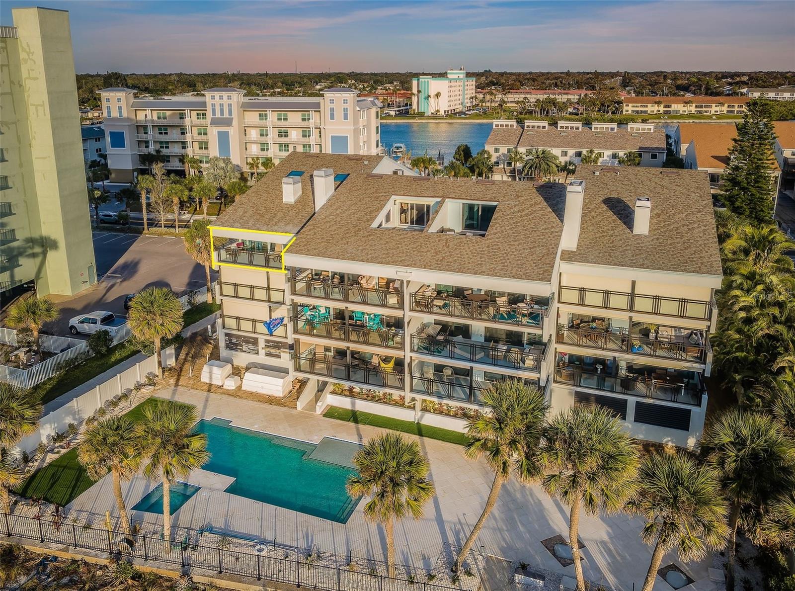 BEACH HOUSE CONDO - Residential