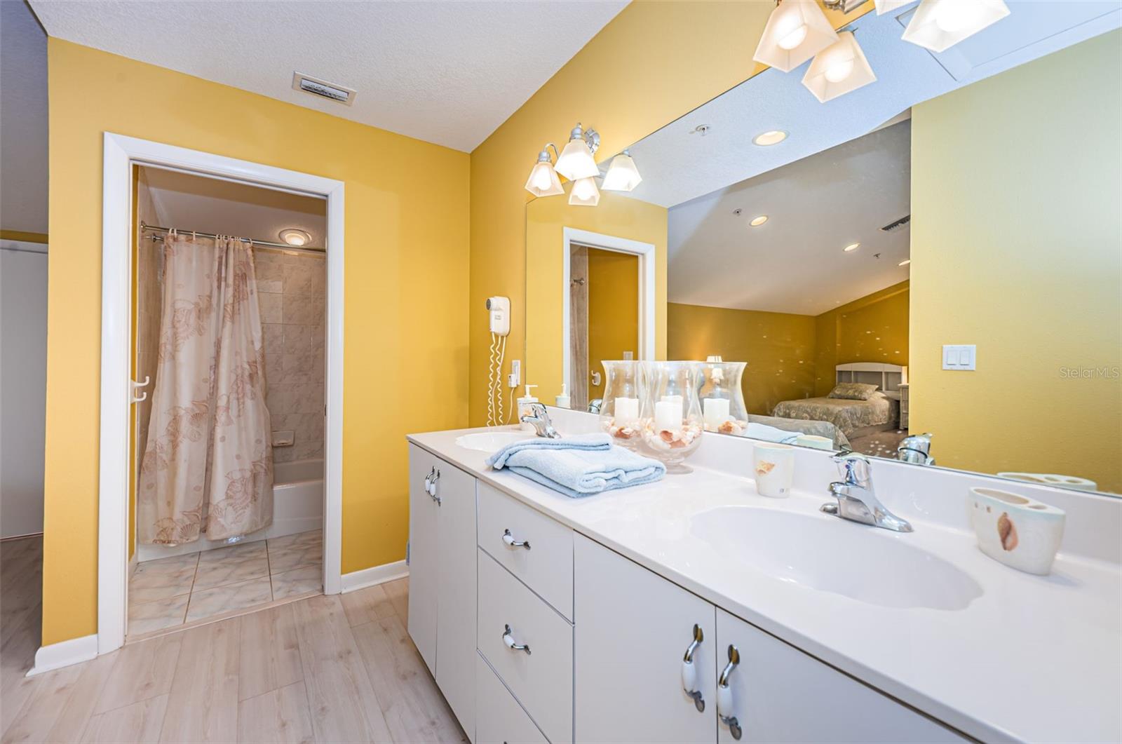 BEACH HOUSE CONDO - Residential