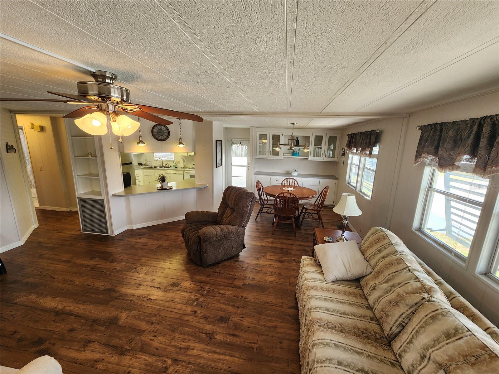 PALM LAKE ESTATES - Residential