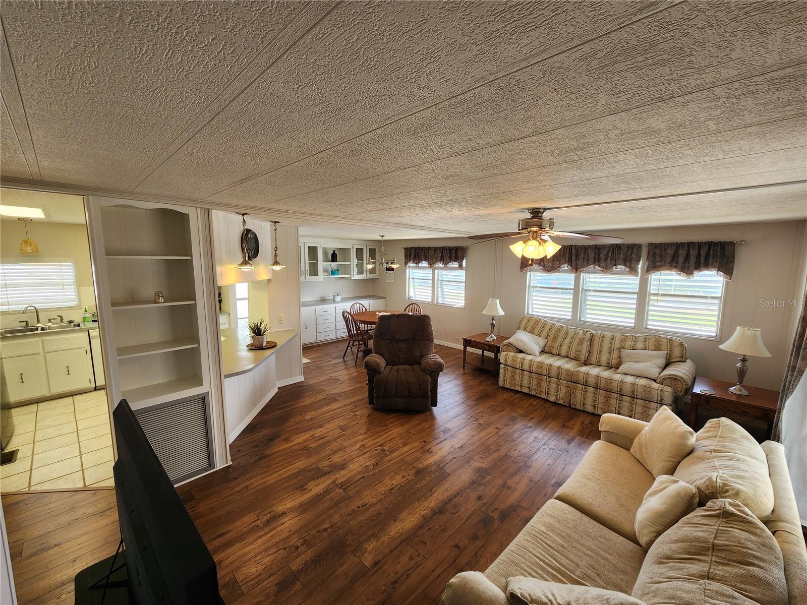 PALM LAKE ESTATES - Residential