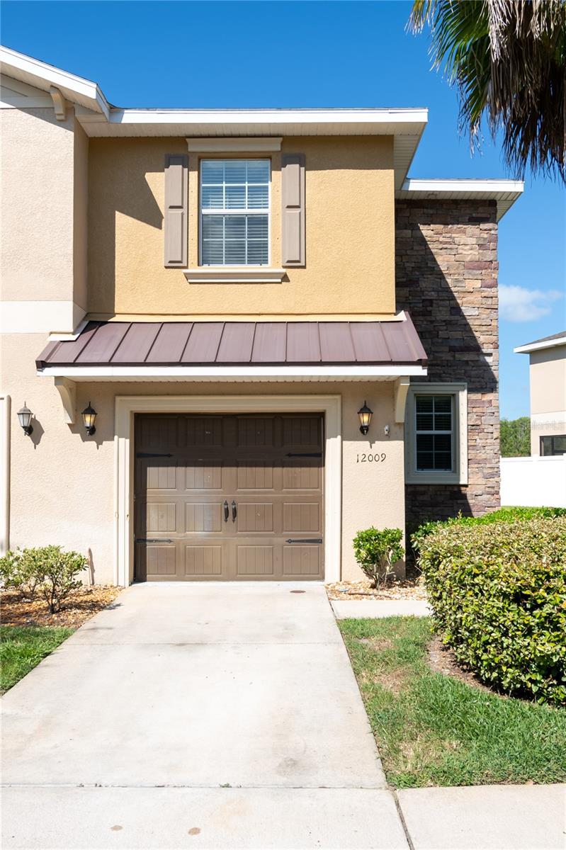 This beautiful 1,787 SqFt home is located just off State Road 52 in Hudson, FL with the Suncoast Expressway only 5 minutes away, perfect for commuters! Built in 2016, this two-story corner townhome offers: 3 bedrooms all upstairs, 2.5 bathrooms, primary suite which includes en-suite and walk in closet, jack and jill bathroom for the connecting the other 2 bedrooms, granite countertops throughout, freshly painted, stainless steel appliances, fenced patio overlooking the pond. Water, lawn care and A/C maintenance all included in monthly rent.
Community features include community pool, clubhouse, and fitness center available to residents and tenants.
