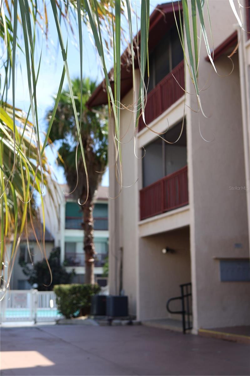 This beautiful condo is waiting for you! Perfect for first-time buyers or investors, this recently renovated unit is located in Tower 10, just a few steps away from the community pool.
Situated on the second floor, you’ll be welcomed by a bright and spacious living room filled with natural light. The functional kitchen features a breakfast bar, ideal for cooking and entertaining. The large master bedroom offers comfort and tranquility, complete with a generous walk-in closet for all your storage needs. The bathroom includes a convenient shower/tub combination, perfect for relaxing after a long day.
Step outside to your private terrace and enjoy the fresh air on a beautiful afternoon.
Whisper Lake offers resort-style amenities including multiple pools, walking trails, and lush landscaping, providing a peaceful escape right at home. The location is unbeatable—close to shopping, dining, and major highways for easy commuting.
Don’t miss this opportunity—schedule your private showing today!