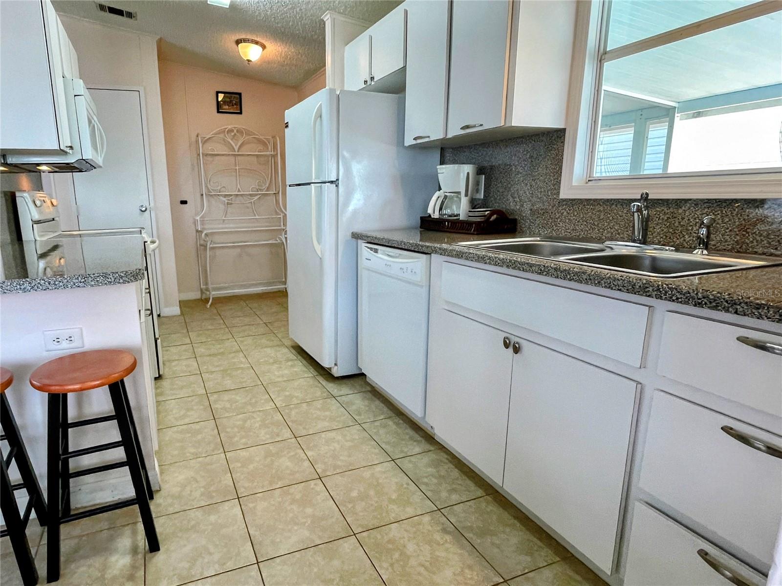 COUNTRY CLUB ESTATES - Residential