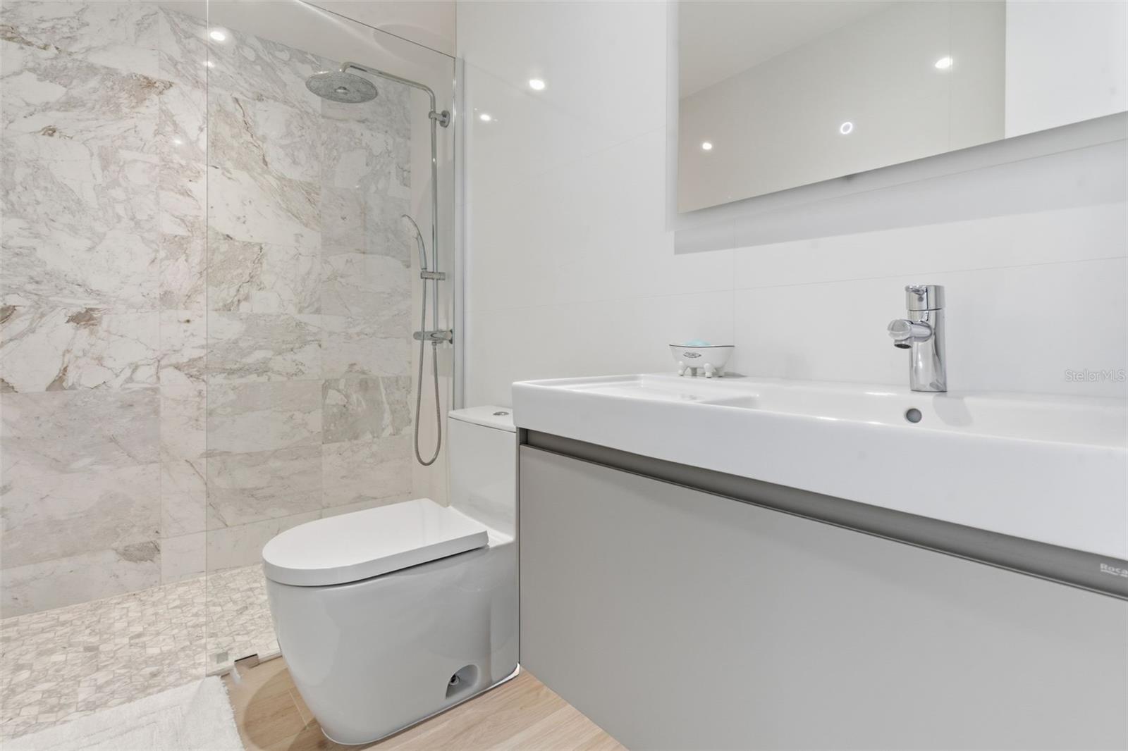 SURFSIDE MANSIONS - Residential