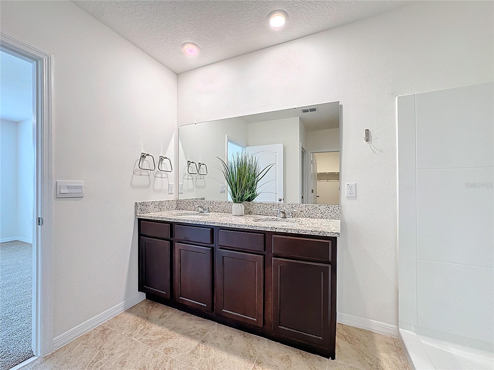 PRAIRIE OAKS - Residential Lease
