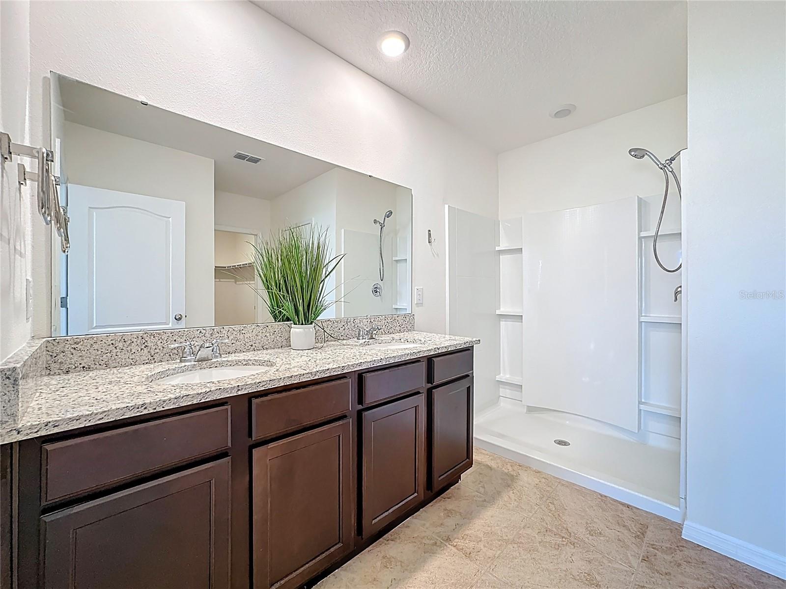 PRAIRIE OAKS - Residential Lease