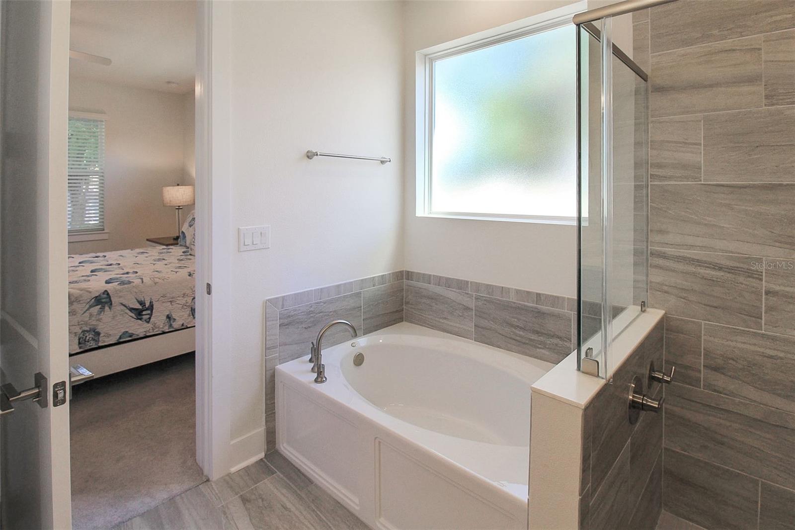 RUSTIC LODGE - Residential Lease