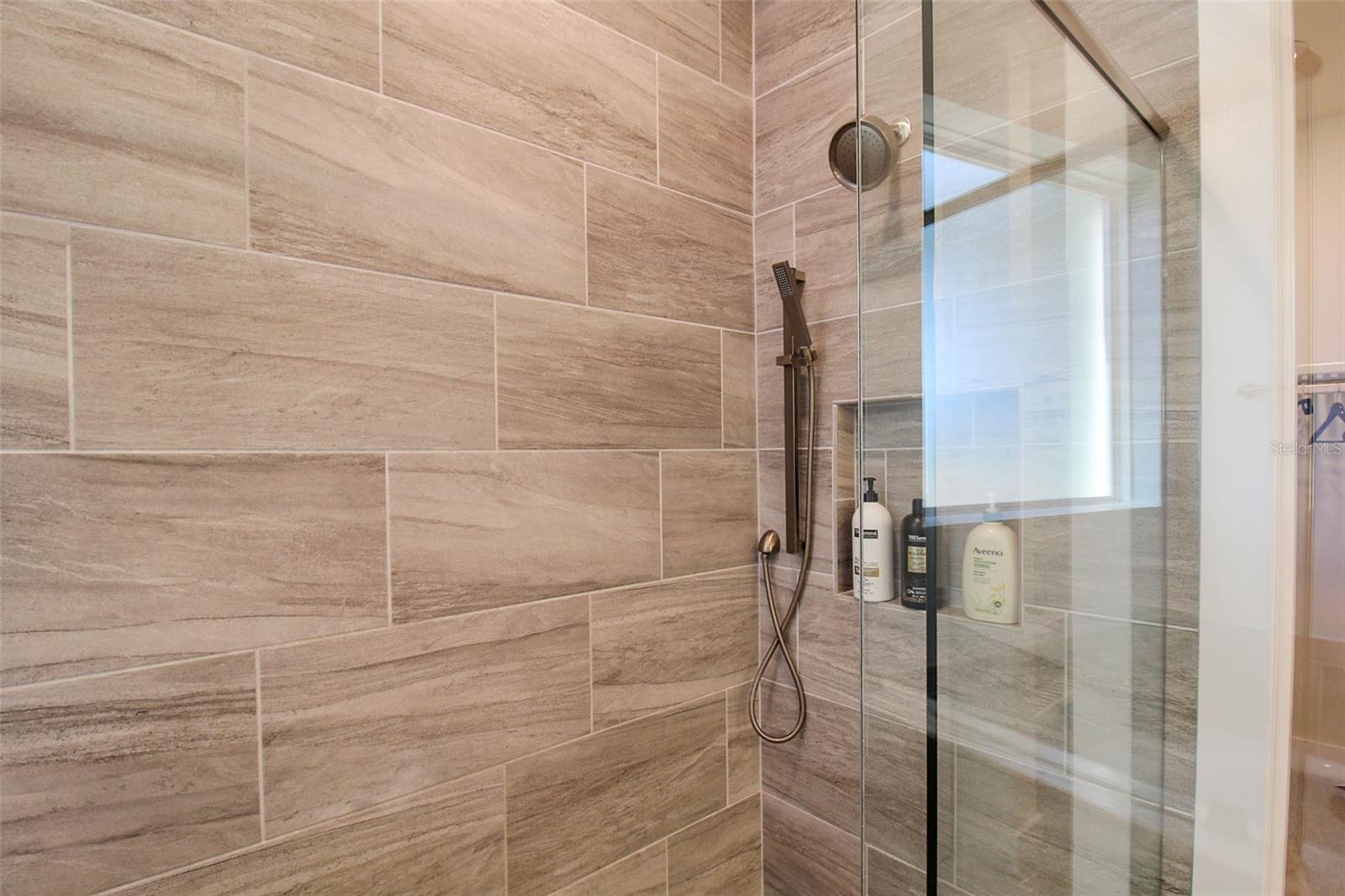 RUSTIC LODGE - Residential Lease