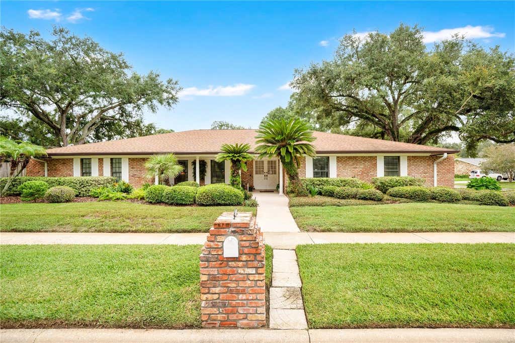 Photo of 231 White Oak Circle, Maitland, FL 32751 (MLS # O6430241)