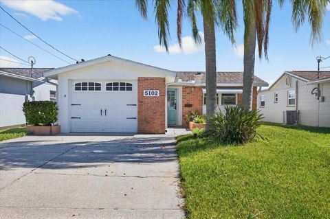 Photo of 5102 Blue Heron Drive, New Port Richey, FL 34652 (MLS # W7879560) Photo of 5102 Blue Heron Drive, New Port Richey, FL 34652 (MLS # W7879560)