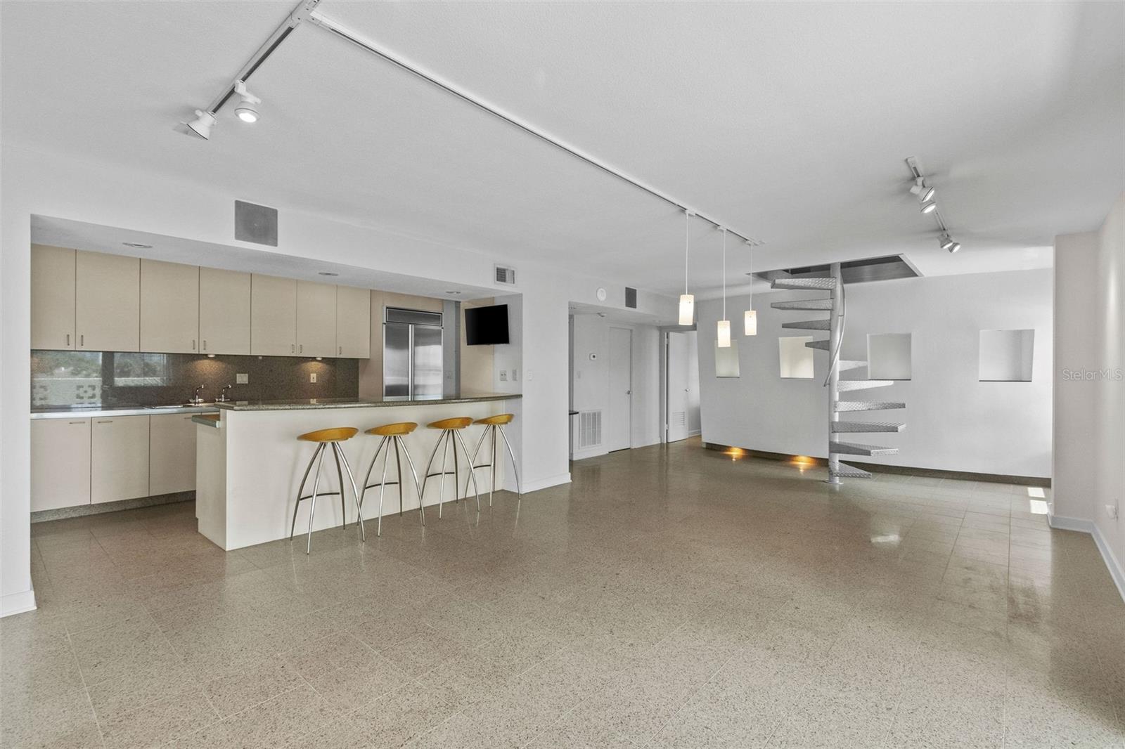 HARBOUR HOUSE CONDO - Residential