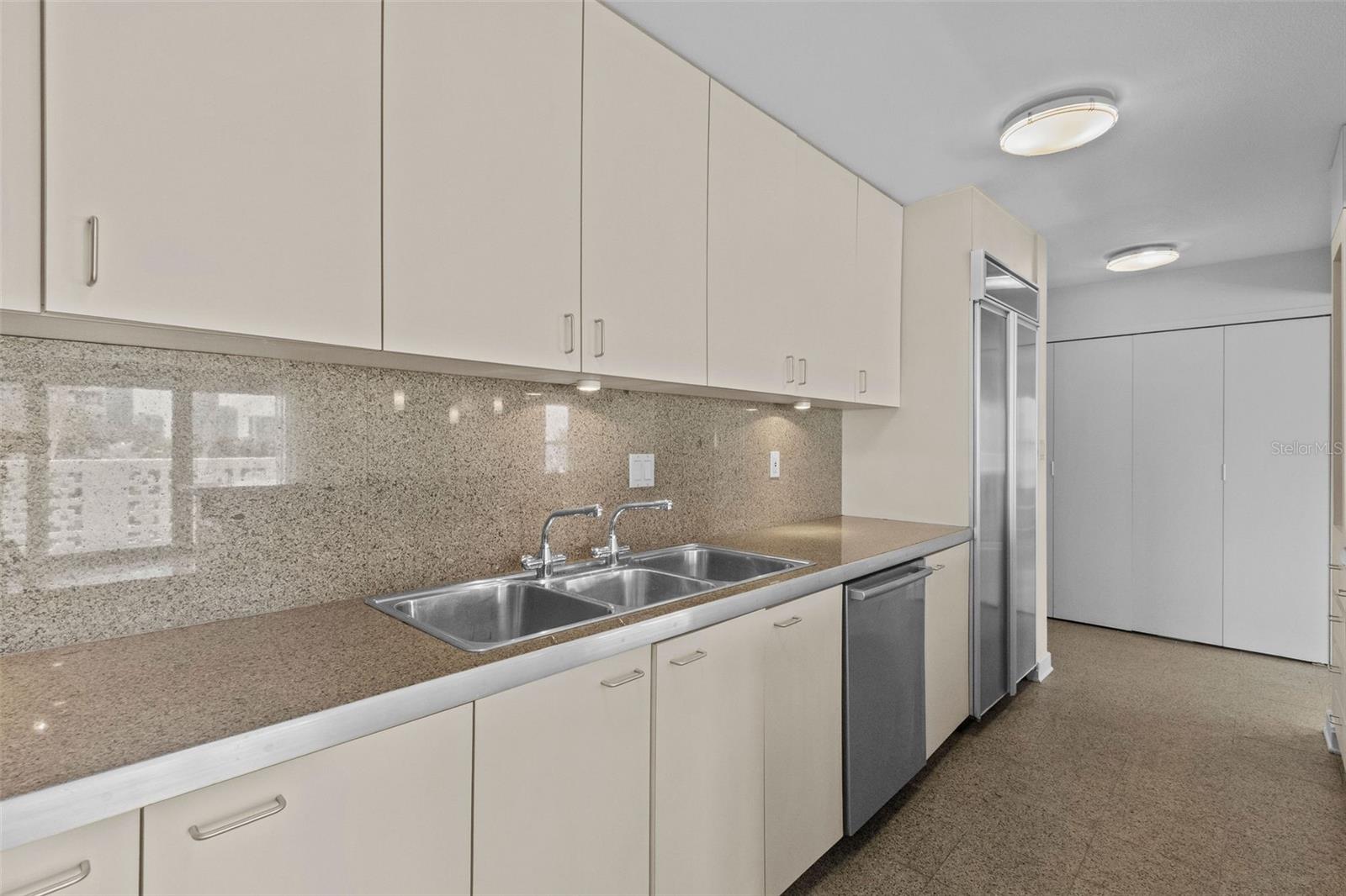 HARBOUR HOUSE CONDO - Residential