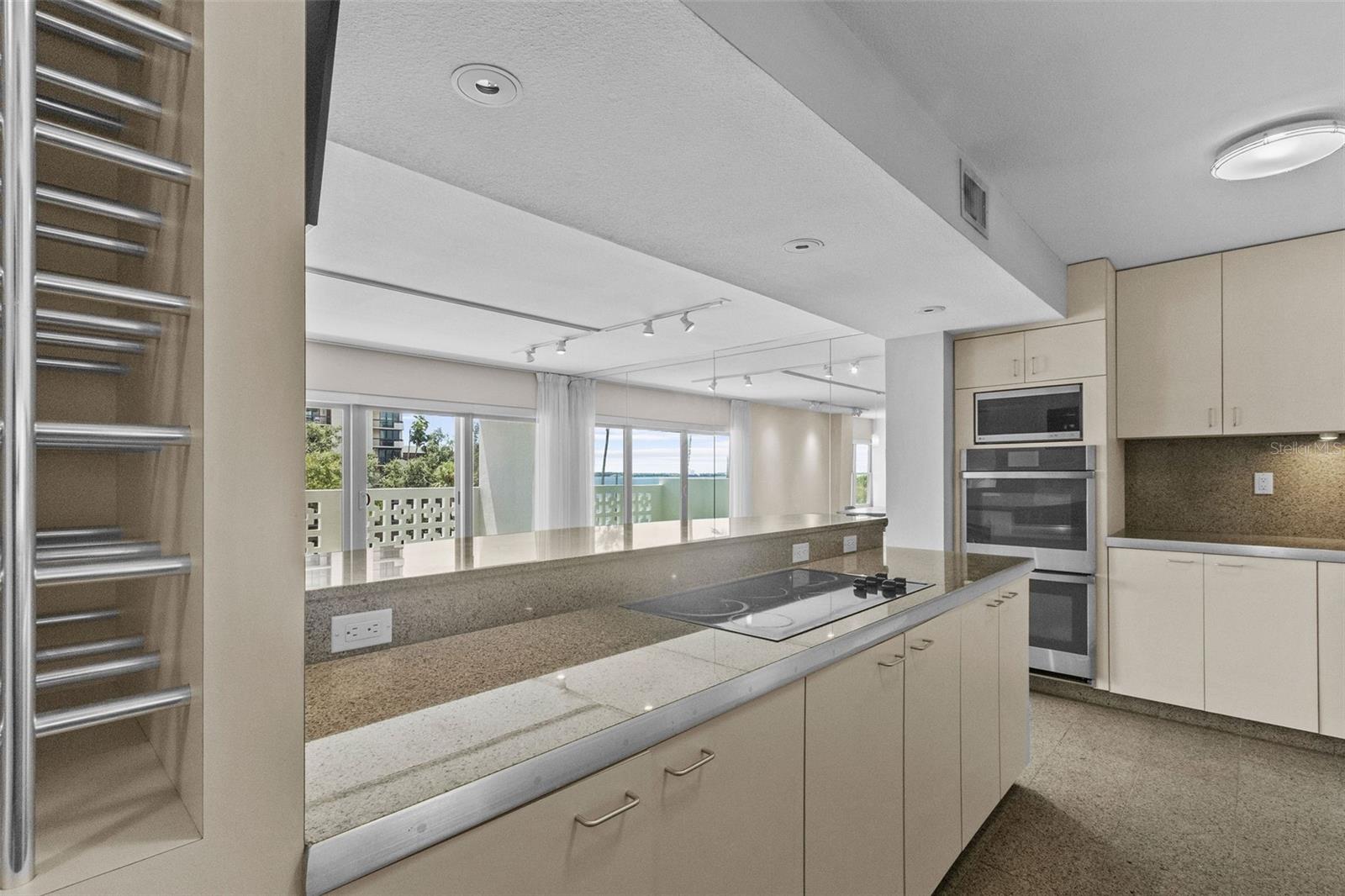 HARBOUR HOUSE CONDO - Residential