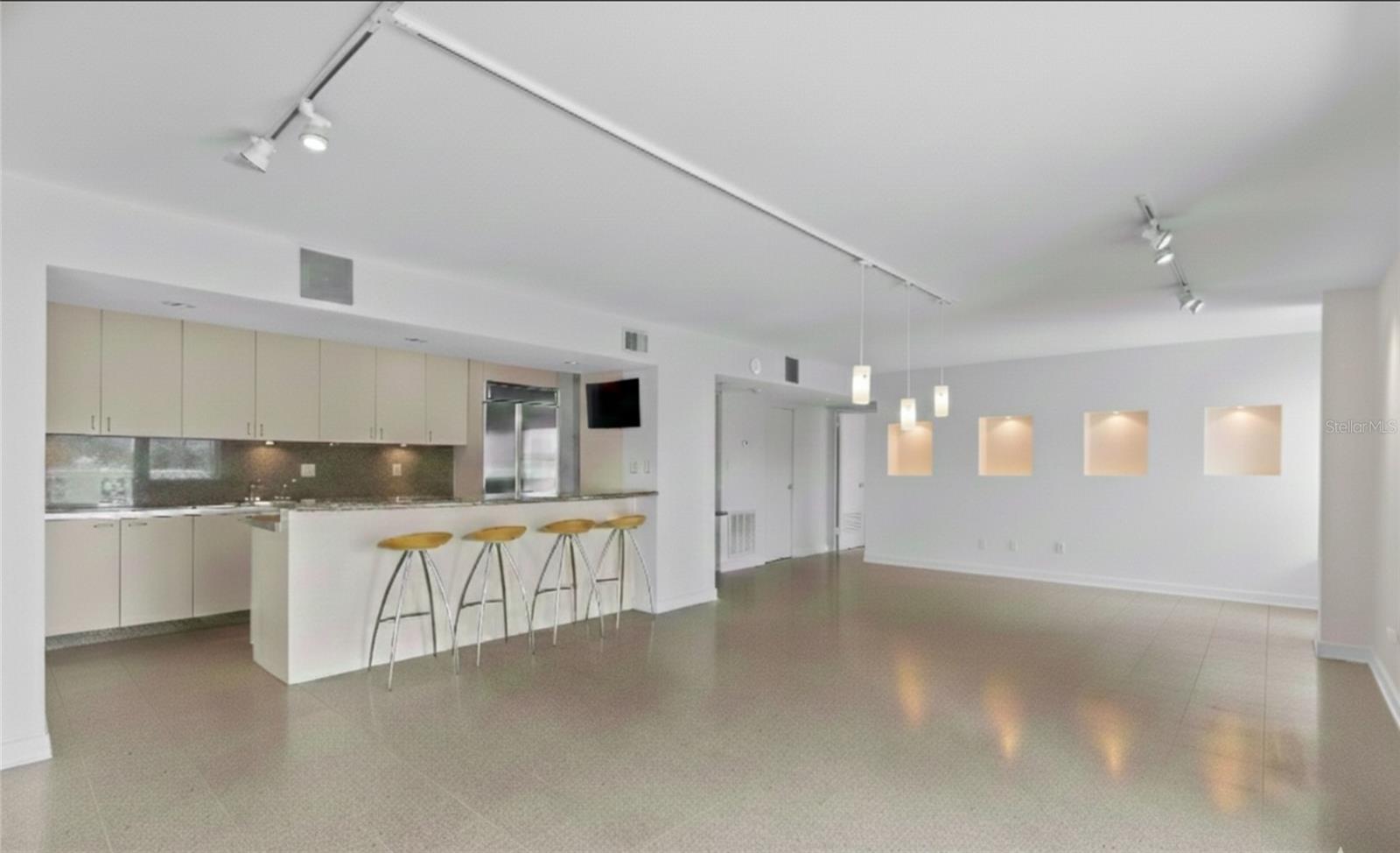 HARBOUR HOUSE CONDO - Residential